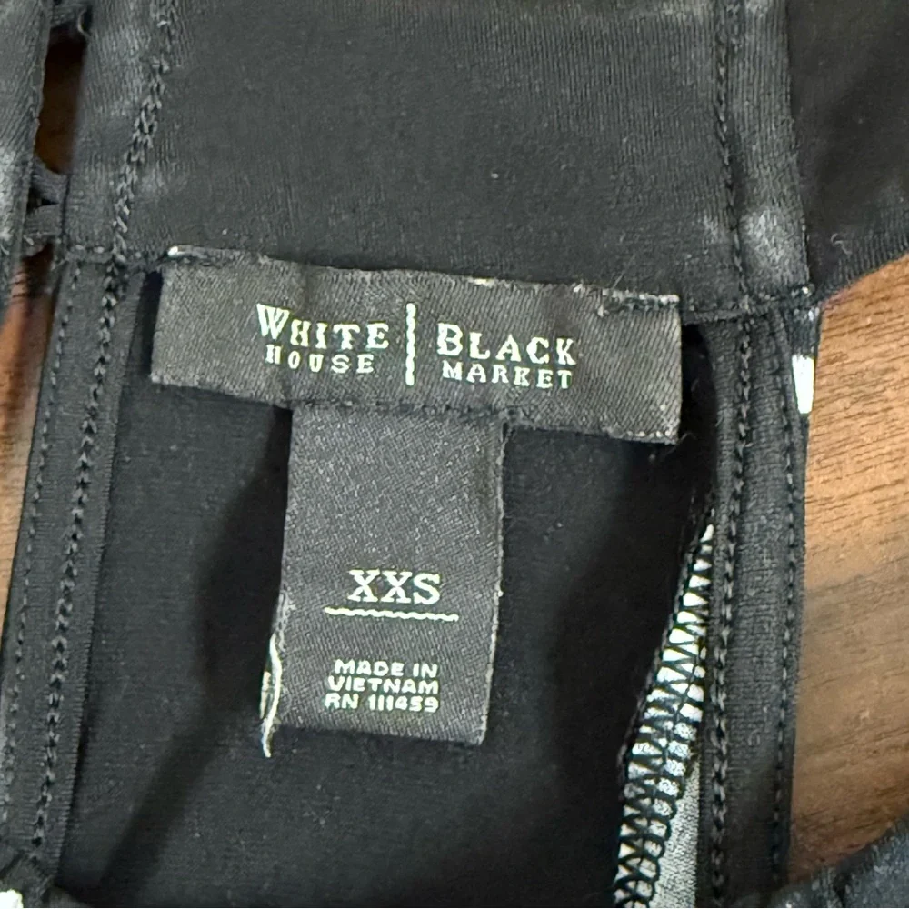 White House Black Market Floral Halter Top XXS | Black White Sleeveless Blouse - Picture 6 of 7